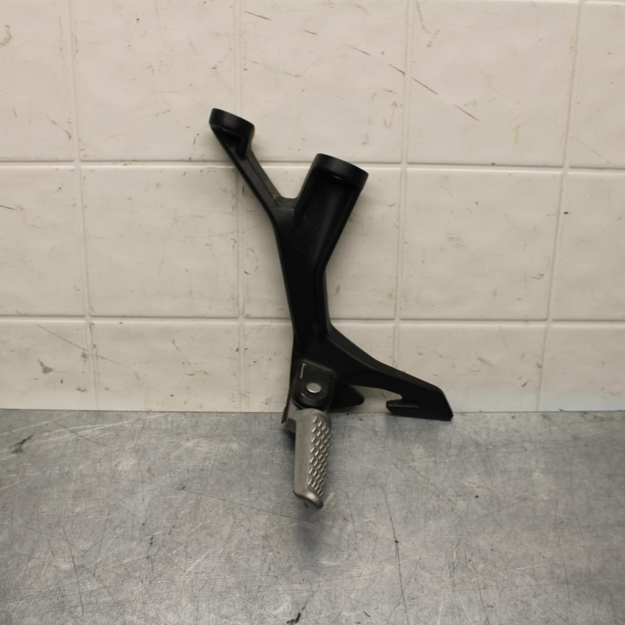 19-22 KAWASAKI Z400 LEFT REAR BACK PASSENGER PEG BB586