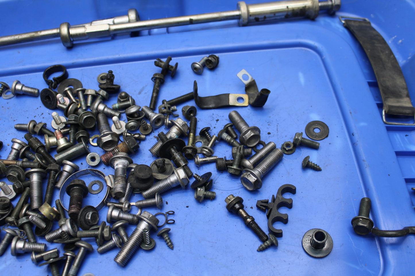 04-05 KAWASAKI NINJA ZX10R MOUNTING BOLTS HARDWARE MOTOR SCREWS BB163