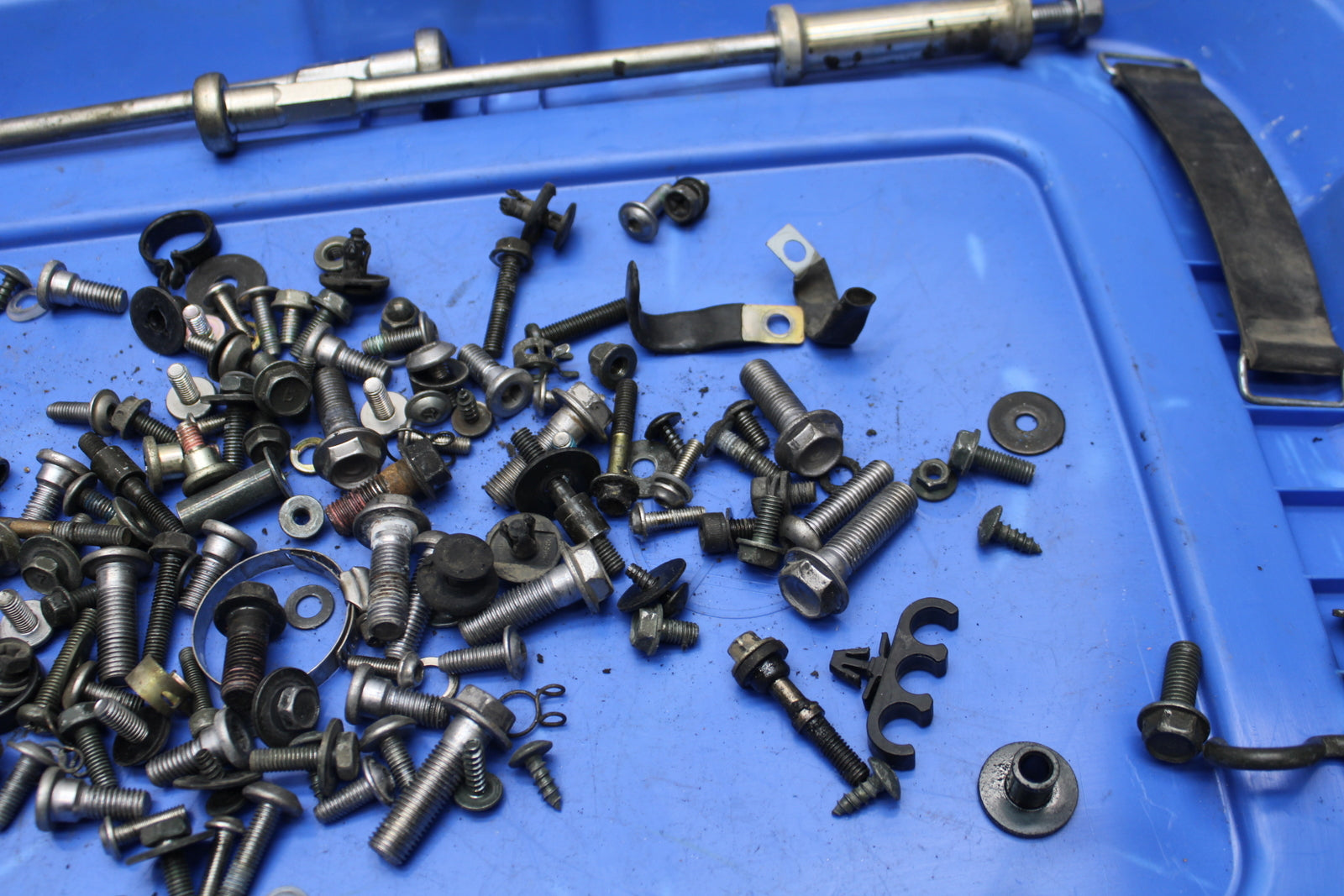 04-05 KAWASAKI NINJA ZX10R MOUNTING BOLTS HARDWARE MOTOR SCREWS BB163