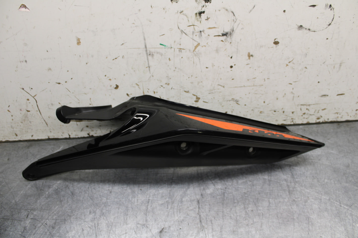 17-24 KTM 390 DUKE LEFT REAR BACK TAIL FAIRING COWL SHROUD BB734