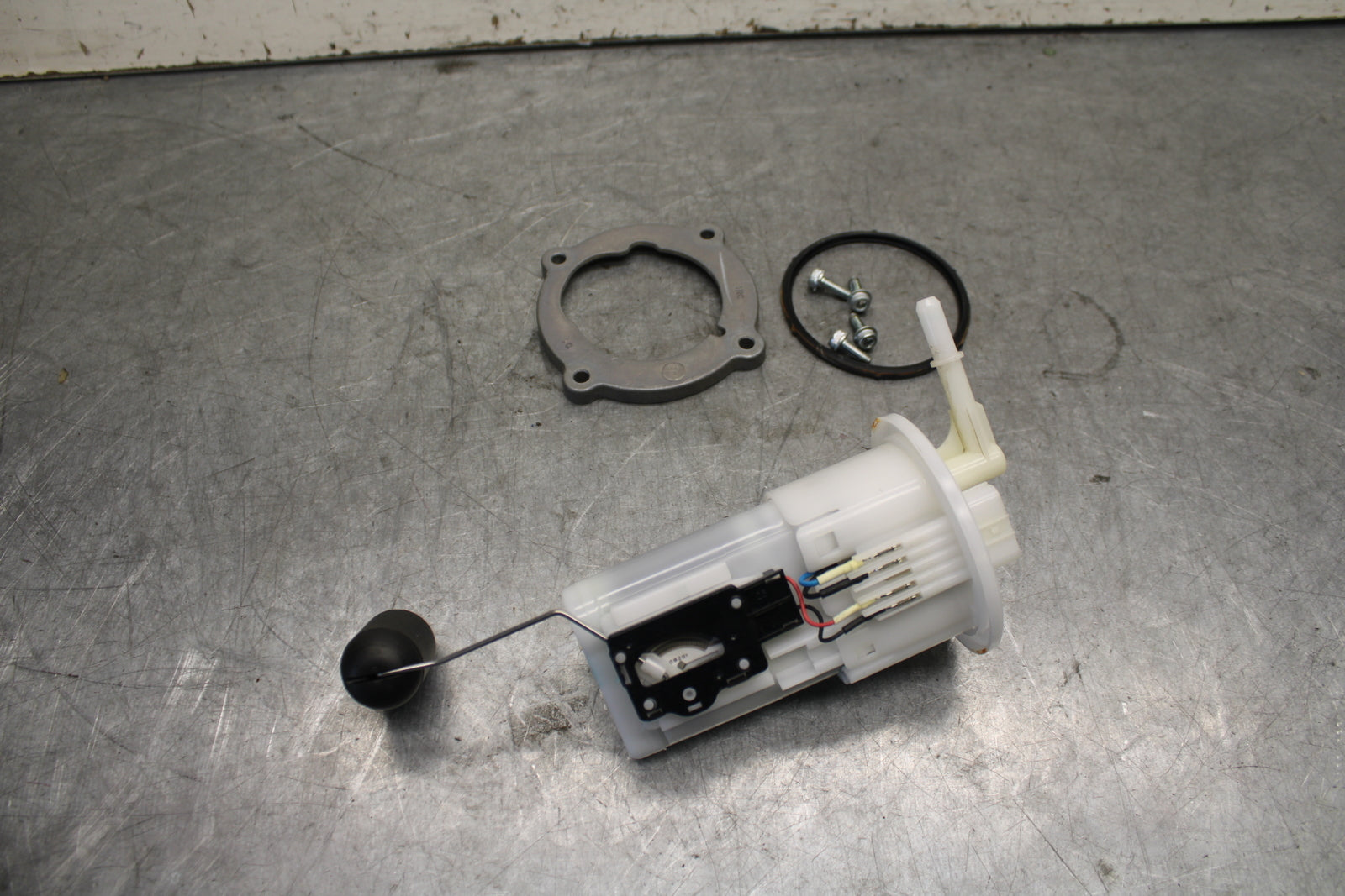 22-24 YAMAHA XSR900 FUEL PUMP GAS PETROL SENDER UNIT  BB683