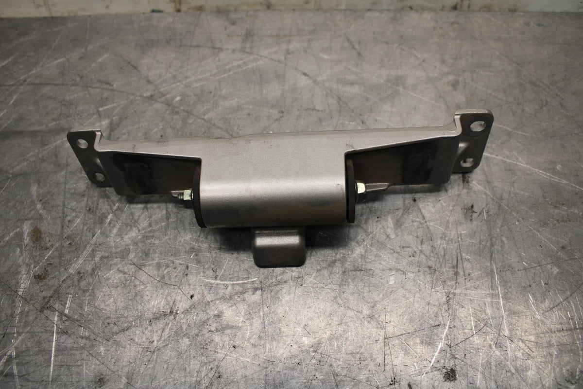 18 YAMAHA YZF R1  GAS TANK FUEL CELL PETROL RESERVOIR BRACKET MOUNT BB473