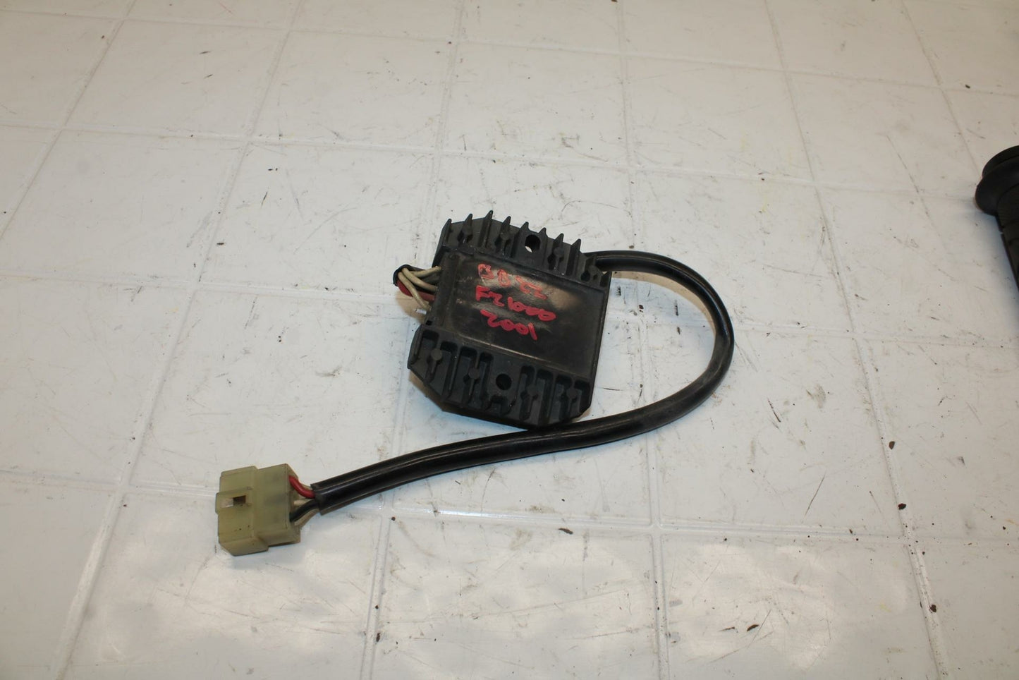 01-05 YAMAHA FZS1000 RECTIFIER VOLTAGE REGULATOR BB10