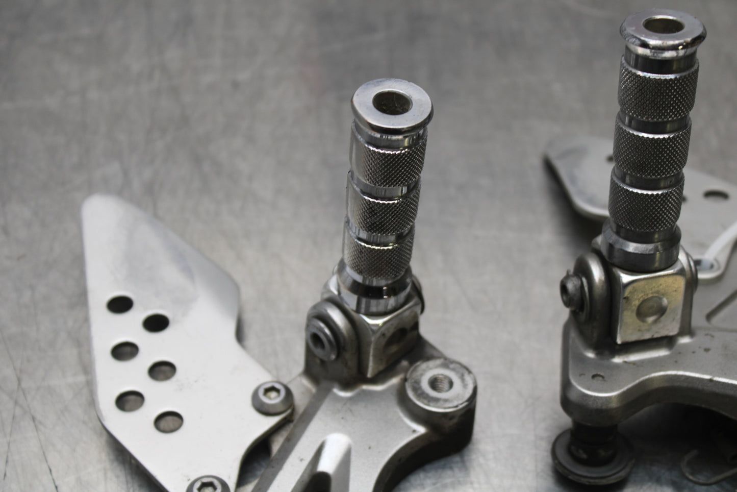 04-05 KAWASAKI NINJA ZX10R RIGHT LEFT REARSETS REAR SET DRIVER FOOT PEGS  BB163