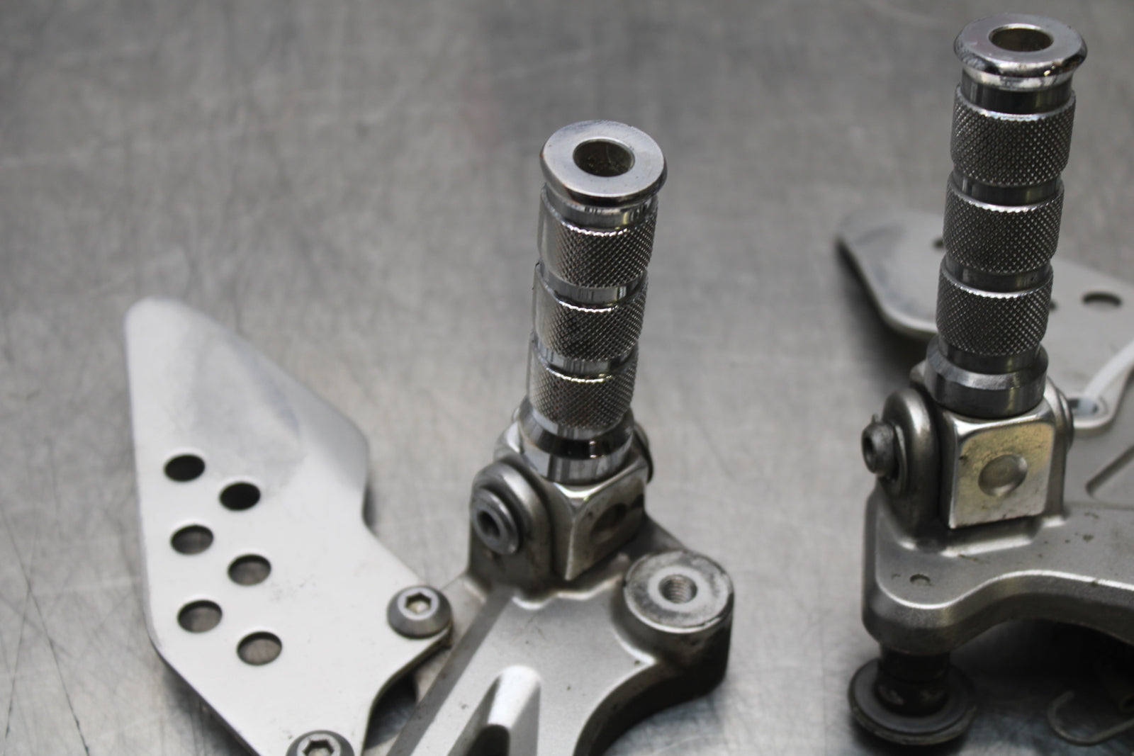 04-05 KAWASAKI NINJA ZX10R RIGHT LEFT REARSETS REAR SET DRIVER FOOT PEGS  BB163