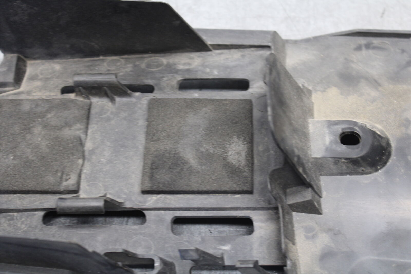 05-06 SUZUKI GSXR1000 REAR BACK TAIL UNDERTAIL BATTERY TRAY 63111-41G01 BB663