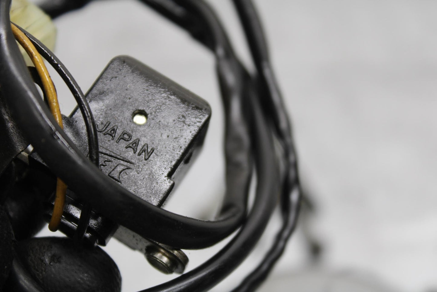 00-01 KAWASAKI ZZR600 ENGINE COVER IGNITION PICKUP BB568