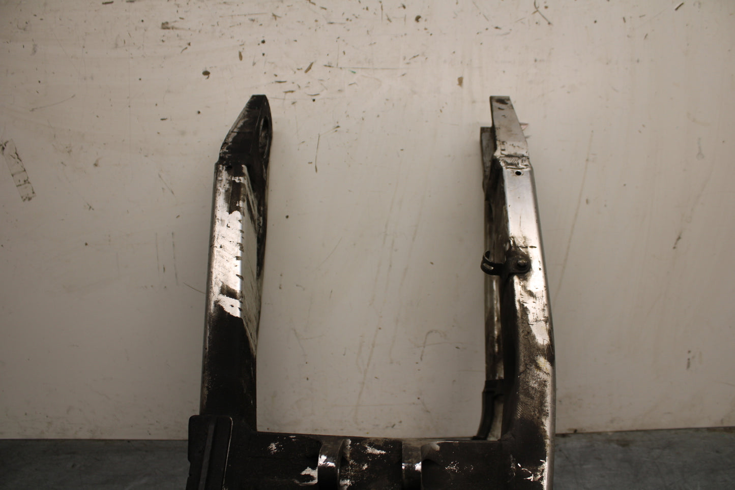 00-01 YAMAHA YZF R1 REAR SWINGARM BACK SUSPENSION SWING ARM BB755