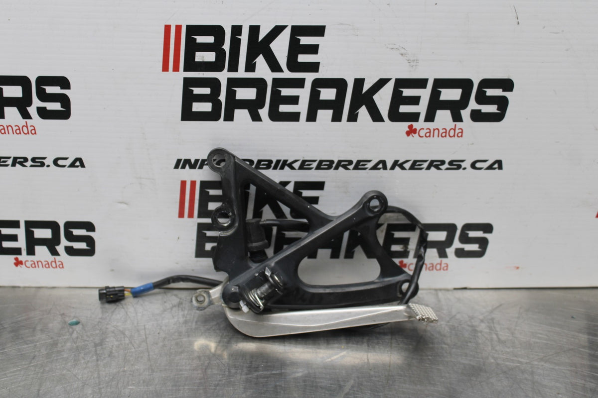 13 YAMAHA YZF R1 RIGHT REARSET REAR SET DRIVER FOOT PEG REST STOP BB781