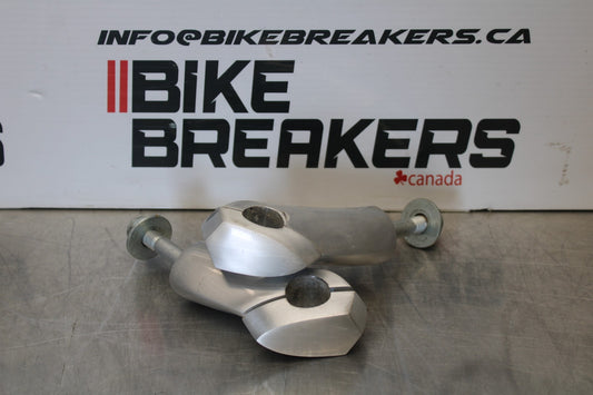 05-06 VICTORY KINGPIN DELUXE HANDLEBAR RISERS BB195