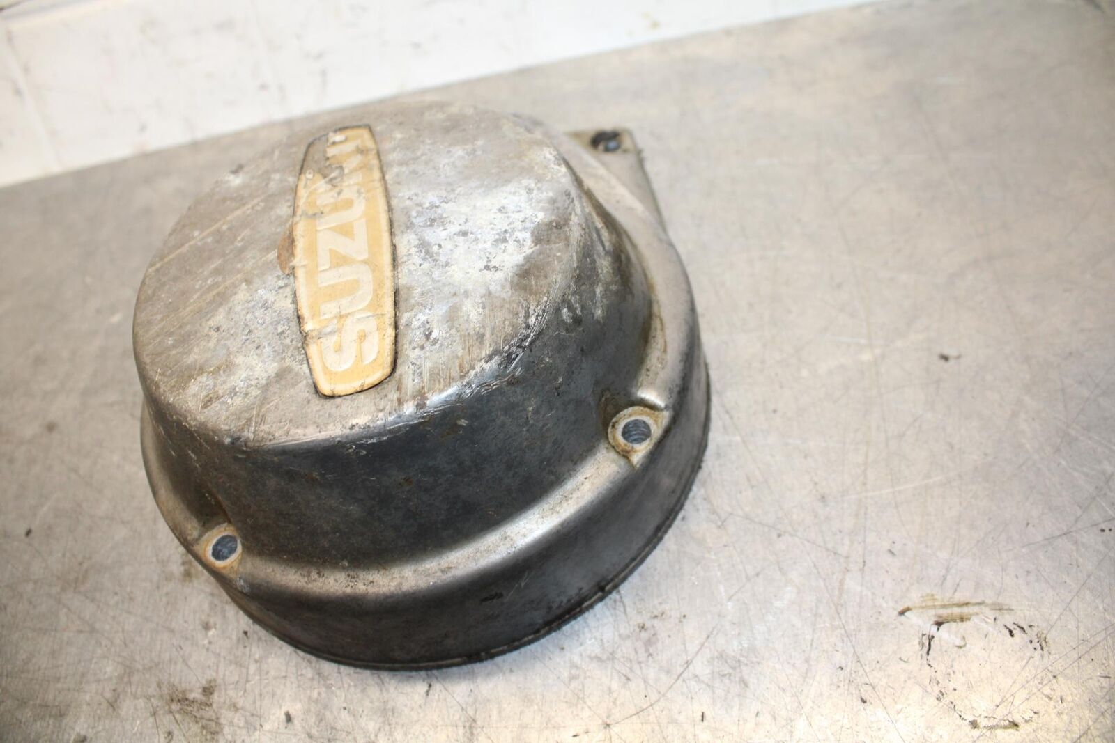 75 SUZUKI GT 550 STATOR MAGNETO ALTERNATOR GENERATOR COVER BB72