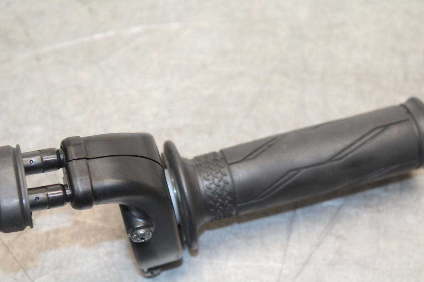 13-18 KAWASAKI NINJA ZX6R THROTTLE CABLE LINE HOUSING GUIDE BB682