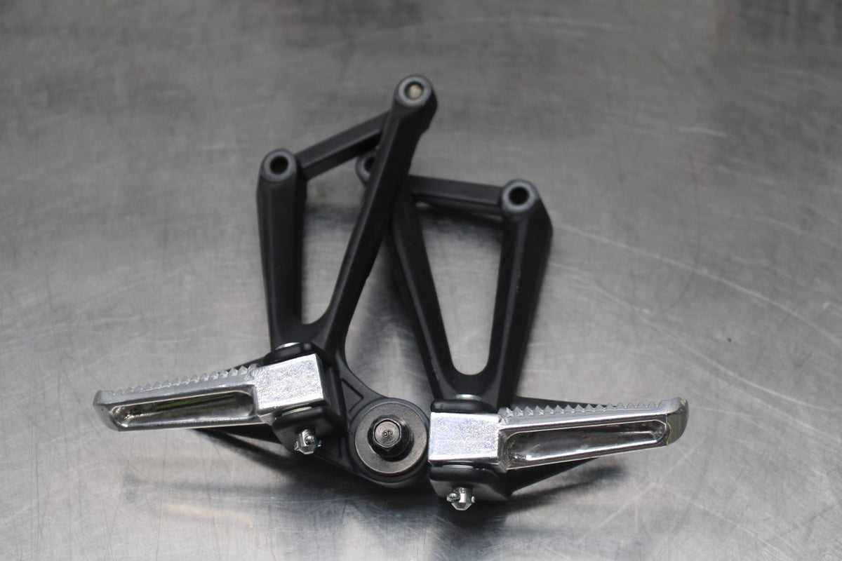 15-19 YAMAHA YZF R3 REAR BACK PASSENGER PEG SET PAIR BB800
