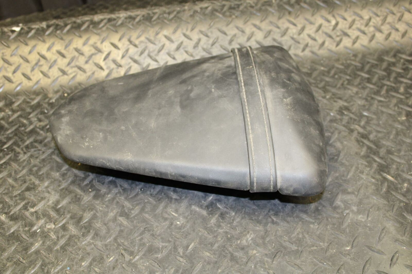 19 YAMAHA YZF R3 REAR BACK PASSENGER TANDEM SEAT PAD SADDLE PILLION BB177