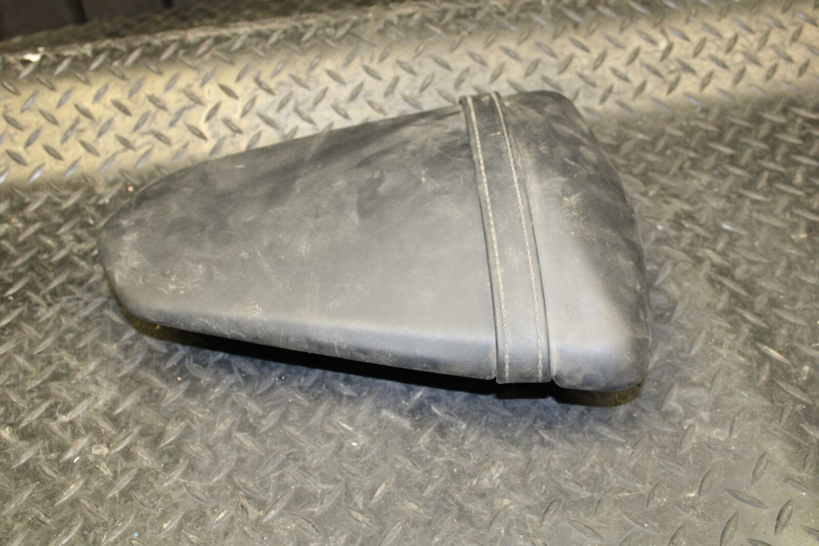19 YAMAHA YZF R3 REAR BACK PASSENGER TANDEM SEAT PAD SADDLE PILLION BB177