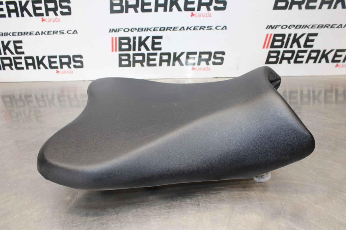 08-10 SUZUKI GSXR 600 FRONT DRIVERS SEAT PAD SADDLE PILLION BB202