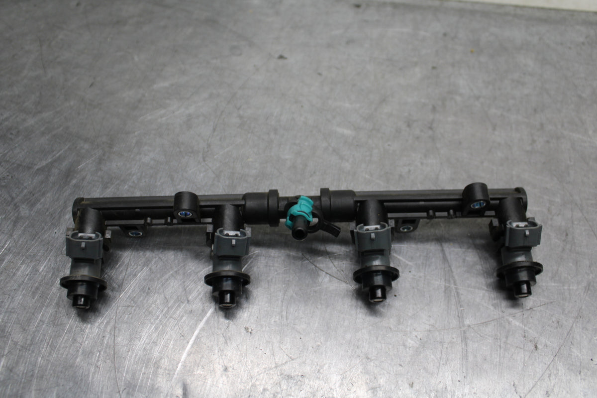 10-11 HONDA CBR1000RR SECONDARY FUEL INJECTORS TOP AIRBOX GAS RAIL BB128