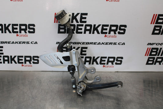 11-22 SUZUKI GSXR 600  RIGHT REARSET REAR SET DRIVER FOOT PEG REST STOP BB193