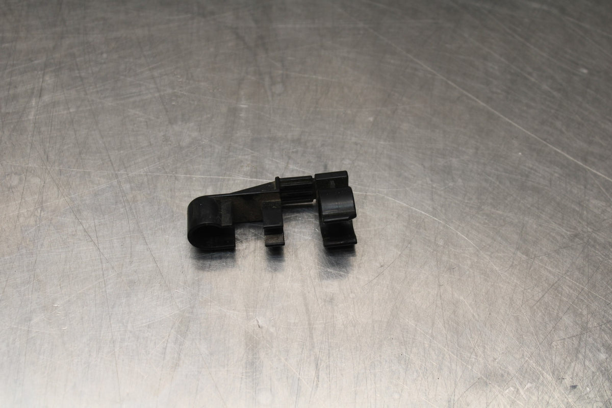 05 YAMAHA YZF R6 FUEL HOSE GAS LINE CLIP Does Not Apply BB858