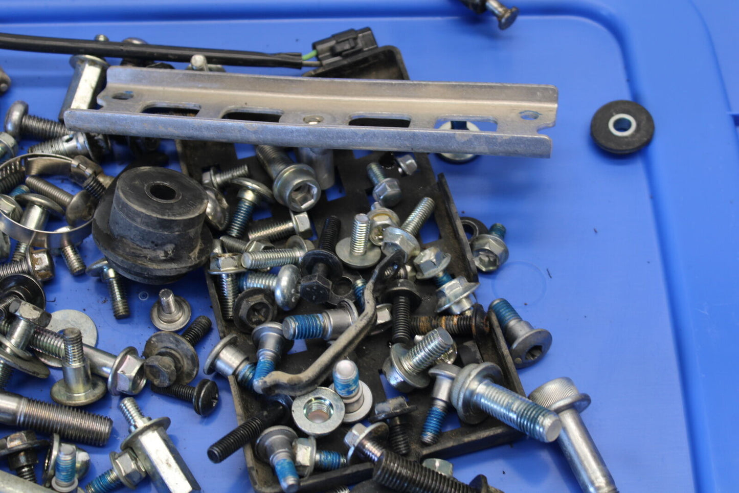 11-24 SUZUKI GSXR750 MOUNTING BOLTS HARDWARE MOTOR SCREWS  BB687