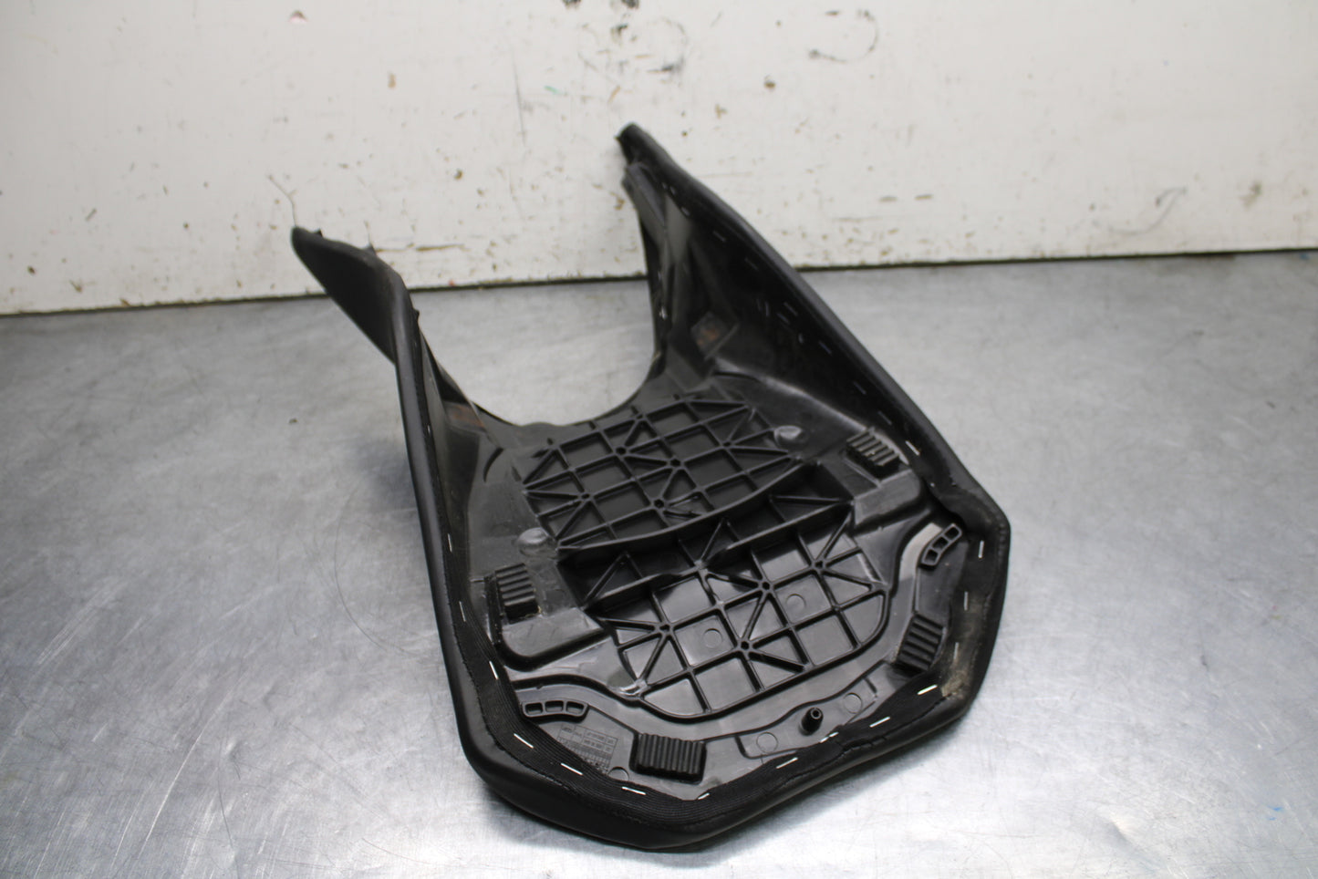 17-24 KTM 390 DUKE FRONT DRIVERS SEAT PAD SADDLE PILLION BB734