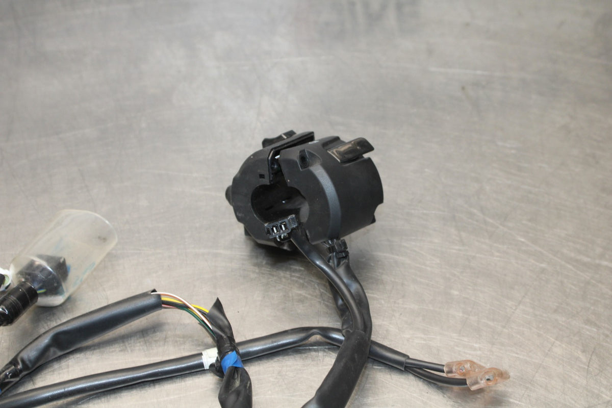 23 YAMAHA YZF R3 LEFT CLIP ON HANDLE HORN SIGNALS SWITCH SWITCHES bb806