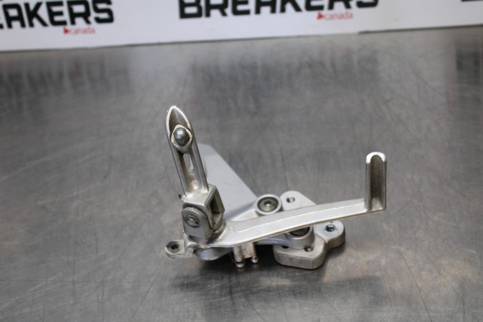 06-07 SUZUKI GSXR 600 RIGHT REARSET REAR SET DRIVER FOOT PEG REST STOP BB170