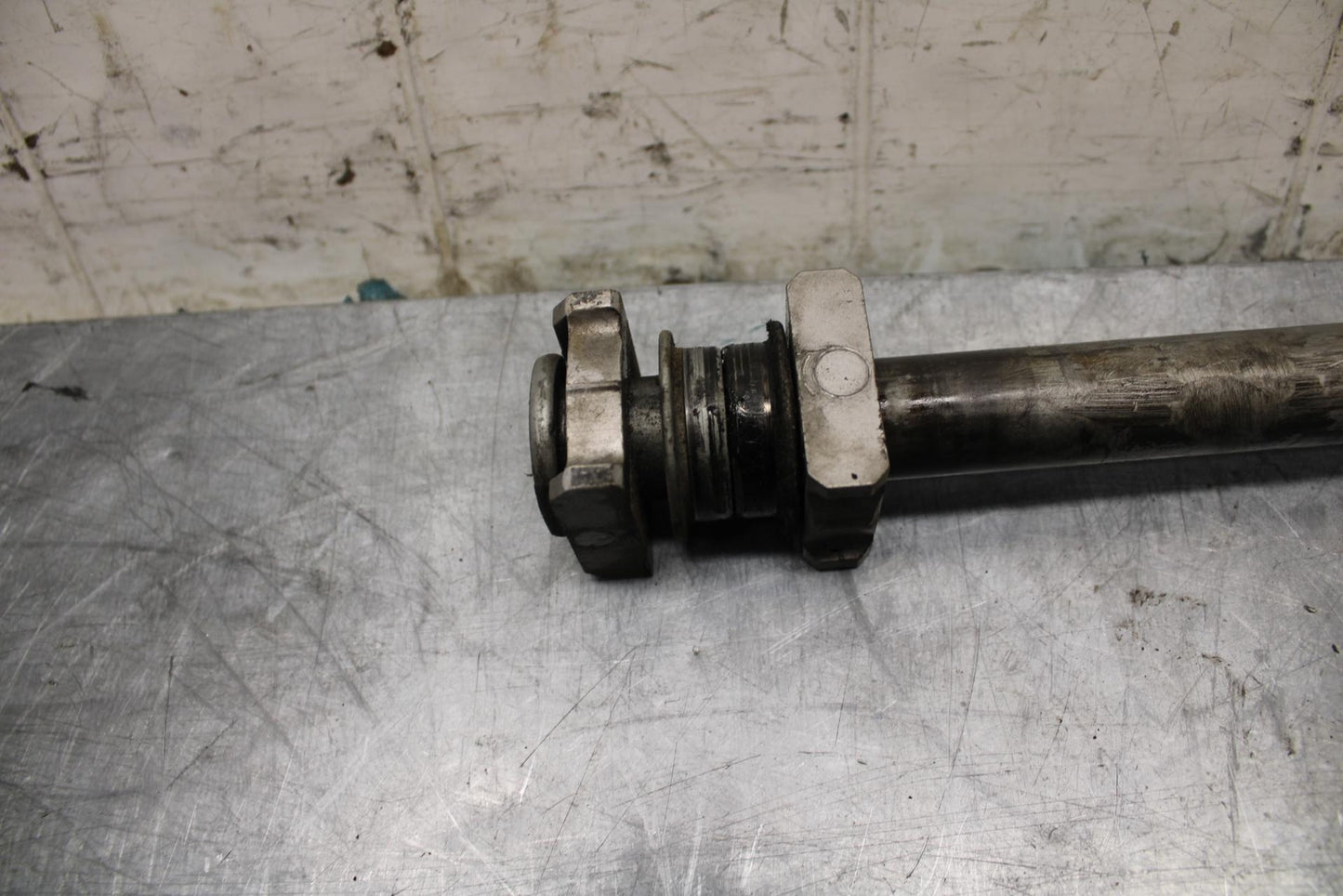 05-06 HONDA CBR600RR REAR AXLE  WHEEL RIM PIVOT BOLT AXEL 42301-MEE-D00 BB479