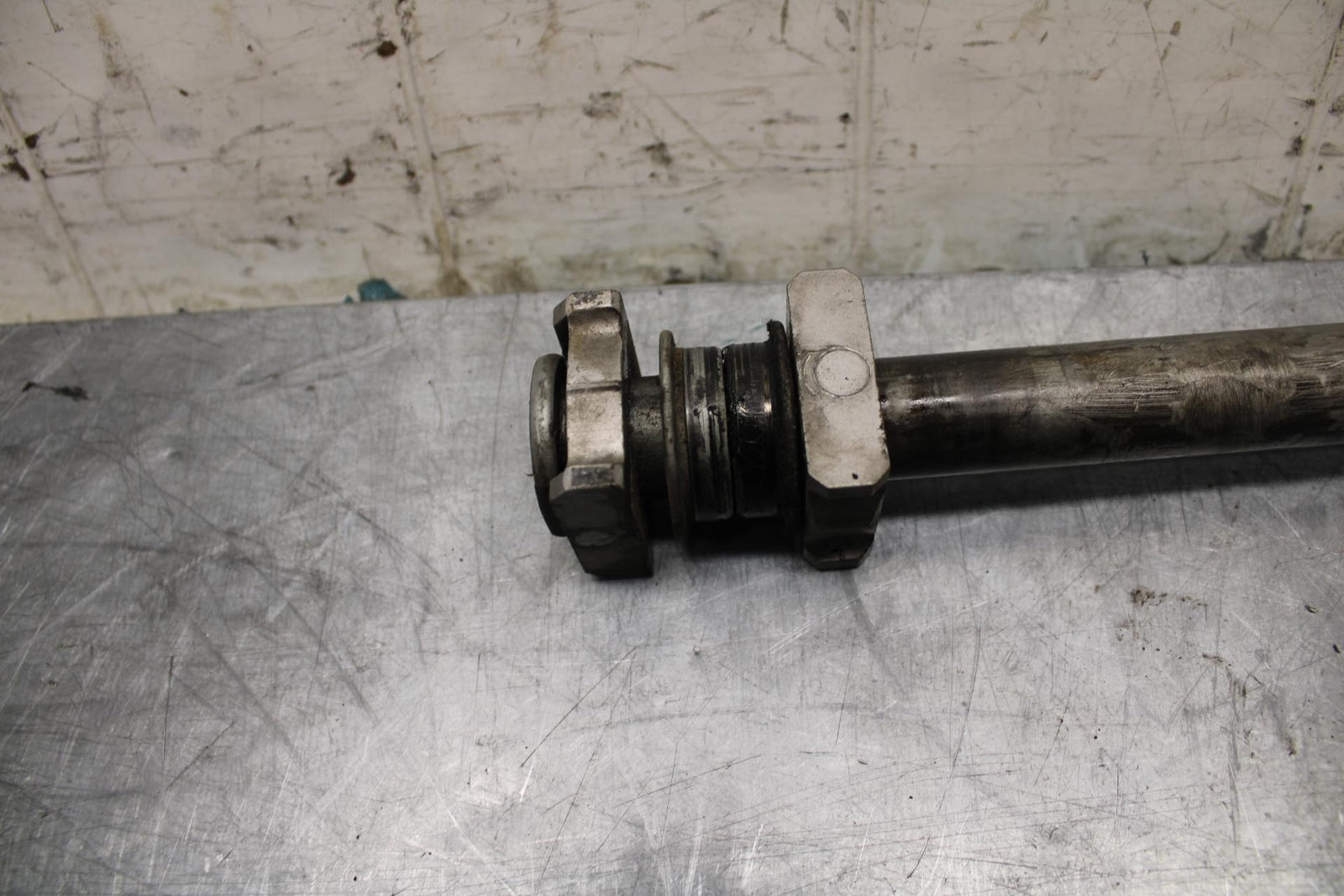 05-06 HONDA CBR600RR REAR AXLE  WHEEL RIM PIVOT BOLT AXEL 42301-MEE-D00 BB479