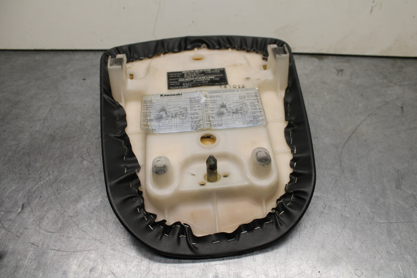 00-02 KAWASAKI NINJA ZX6R REAR BACK PASSENGER TANDEM SEAT SADDLE PILLION  BB750