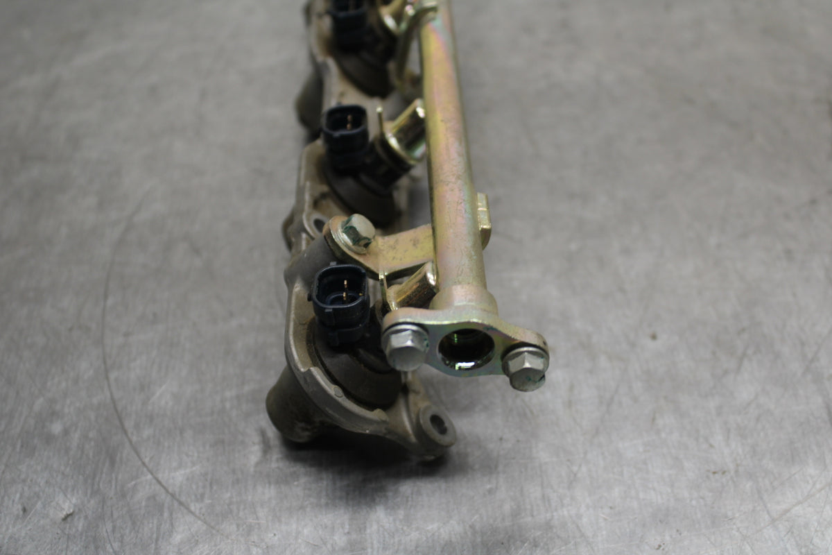 03-04 HONDA CBR600RR SECONDARY FUEL INJECTORS TOP AIRBOX GAS RAIL BB127