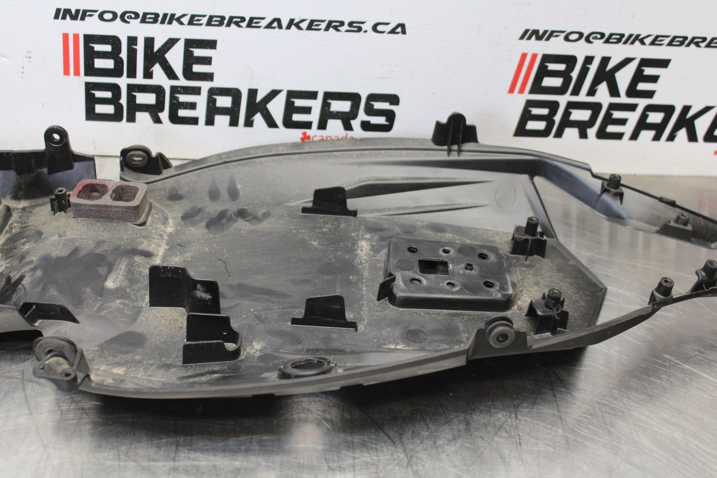 21-23 KAWASAKI NINJA ZX6R REAR BACK TAIL UNDERTAIL BATTERY TRAY PLASTIC BB179