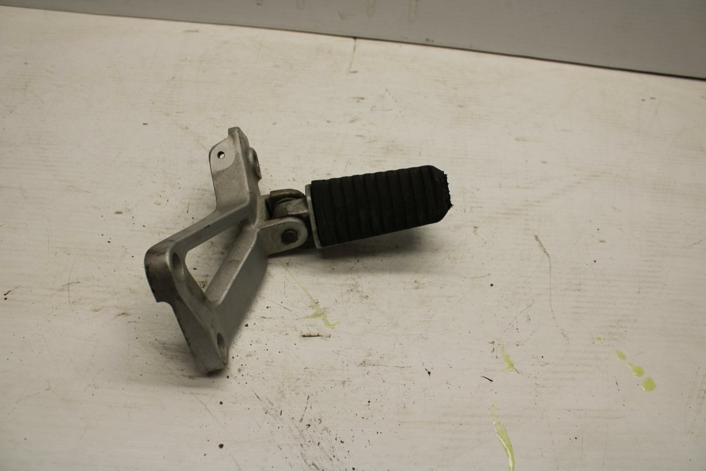 86-06 KAWASAKI CONCOURS 1000 ZG1000A LEFT REAR BACK PASSENGER PEG  BB292