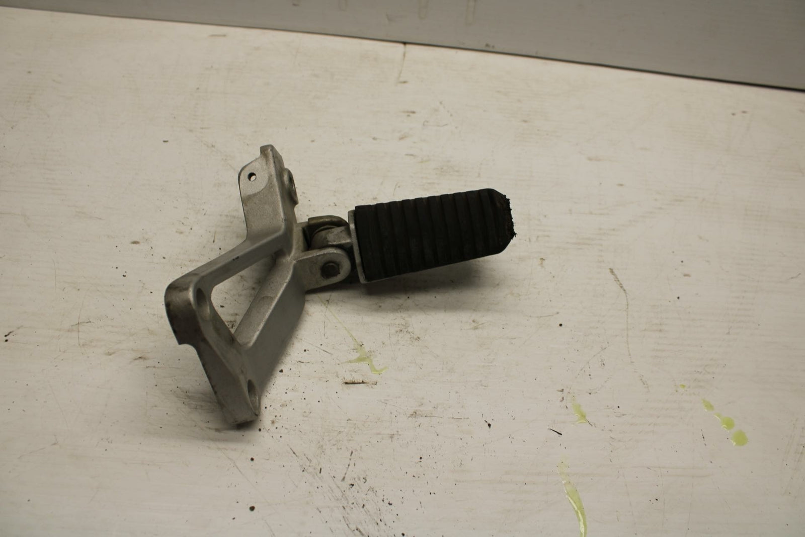 86-06 KAWASAKI CONCOURS 1000 ZG1000A LEFT REAR BACK PASSENGER PEG  BB292