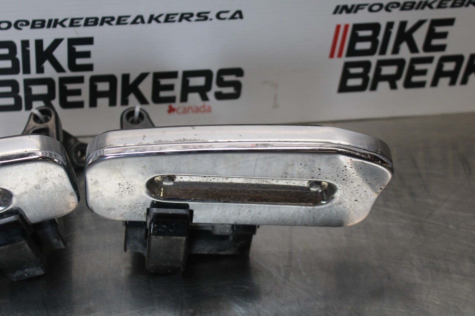 03-08 KAWASAKI VULCAN 1600 REAR PASSENGER FOOT STEP PEG SET PAIR BB196