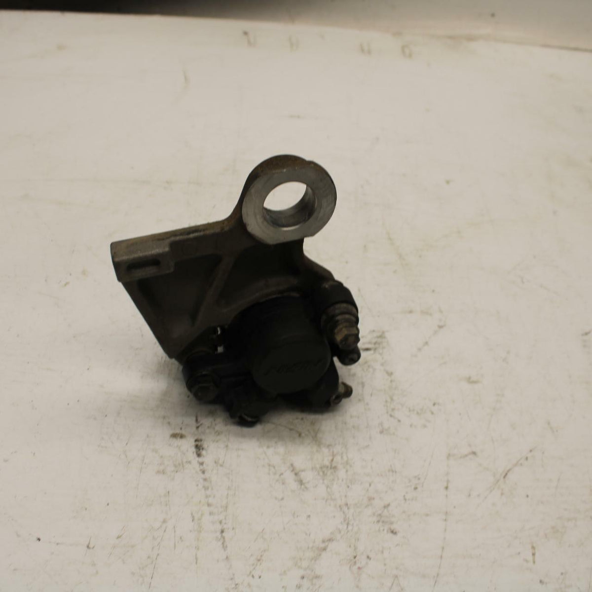 08-17 YAMAHA YZF R6 REAR BACK BRAKE CALIPER W MOUNT BRACKET BB354