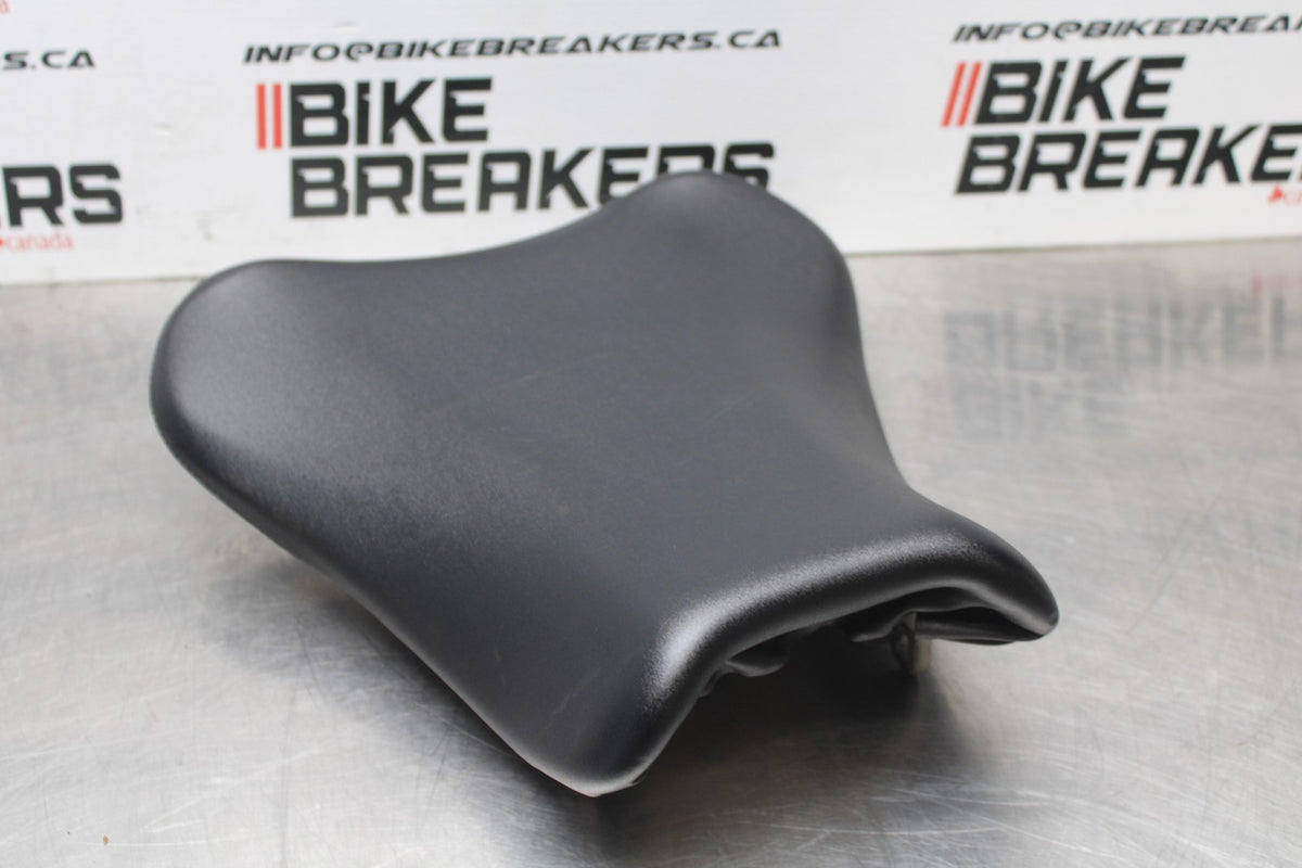 05-06 SUZUKI GSXR1000 FRONT DRIVERS SEAT PAD SADDLE PILLION BB857