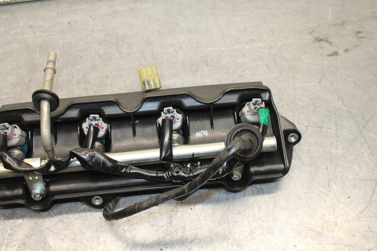 06 YAMAHA YZF R6 SECONDARY FUEL INJECTORS TOP AIRBOX GAS RAIL BB716