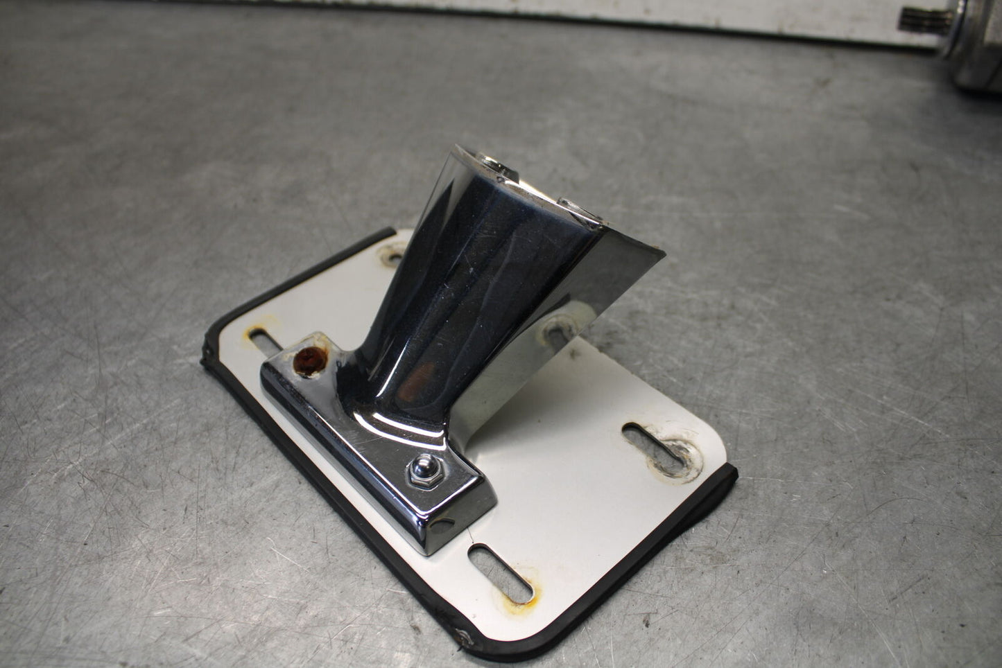 05-09 SUZUKI BOULEVARD C90 LICENSE PLATE LIGHT BB692