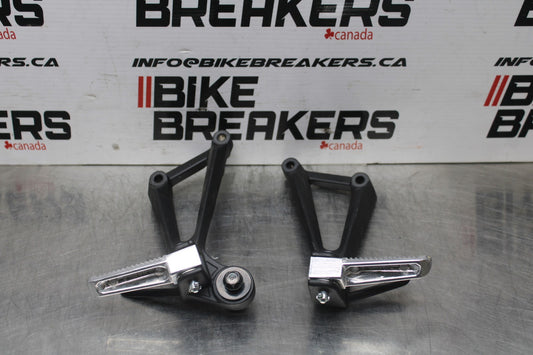 15-19 YAMAHA YZF R3 REAR BACK PASSENGER PEG SET PAIR BB800