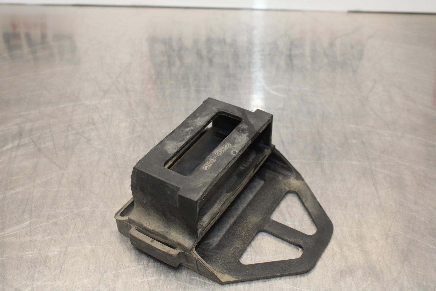 04-05 KAWASAKI NINJA ZX10R ECU ECM RELAY HOLDER BRACKET BB163