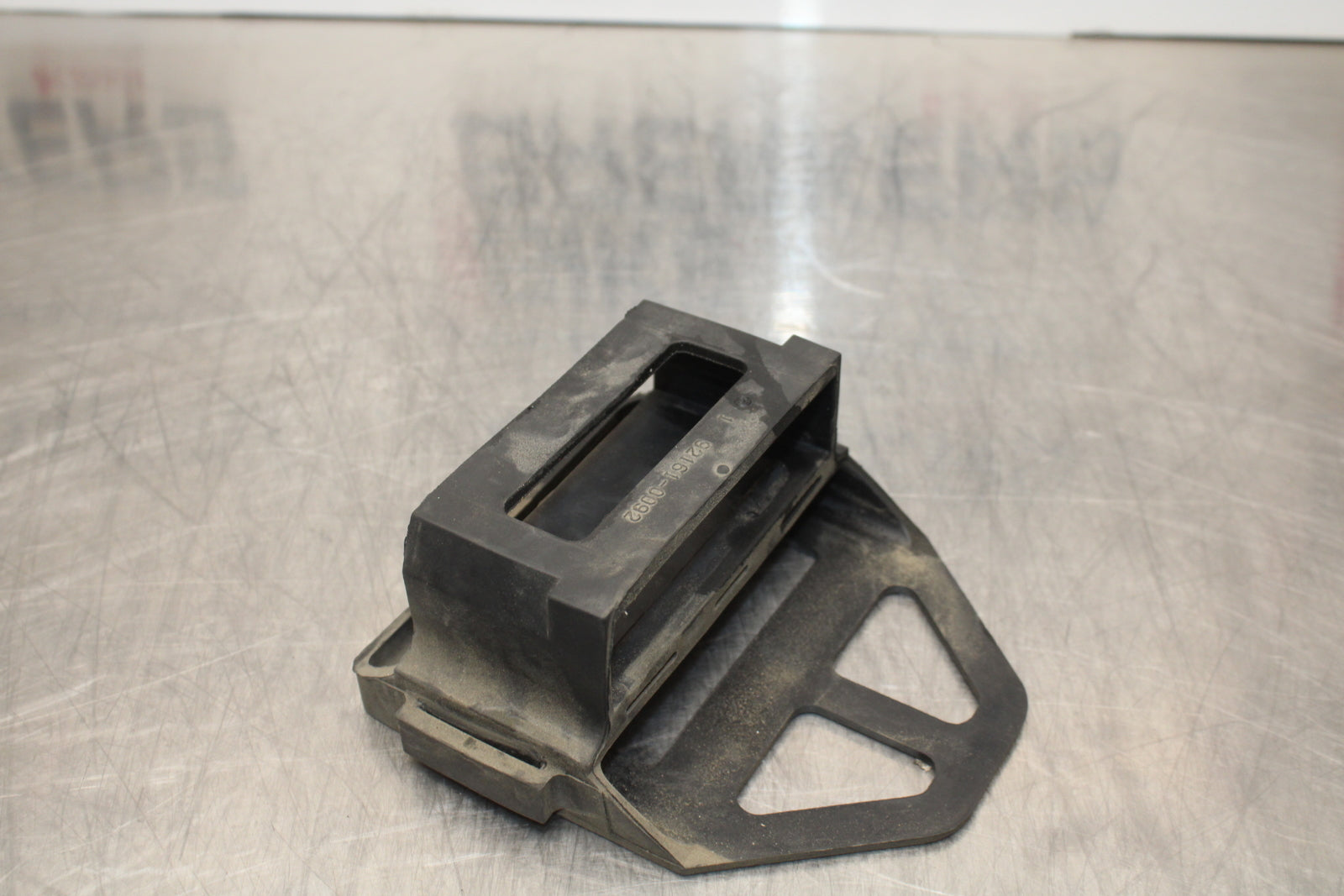 04-05 KAWASAKI NINJA ZX10R ECU ECM RELAY HOLDER BRACKET BB163