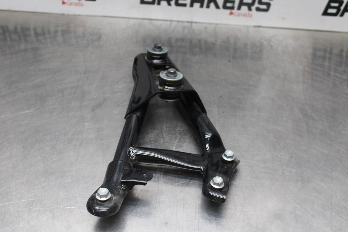 15 SUZUKI BOULEVARD C50 MUFFLER EXHAUST PIPE BRACKET MOUNT BB775