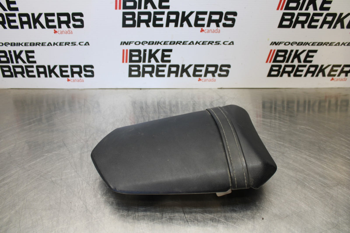 04-05 YAMAHA YZF R1 REAR BACK PASSENGER TANDEM SEAT PAD SADDLE PILLION BB173