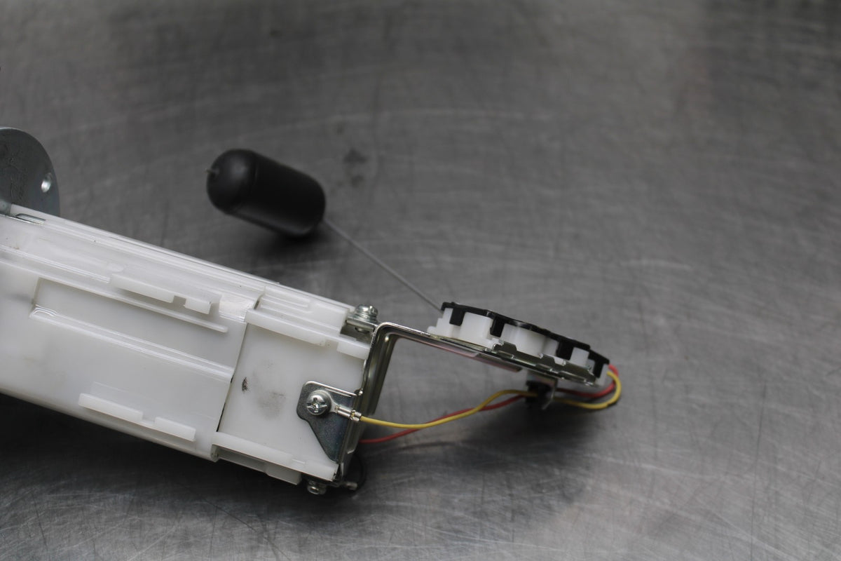 20-25 SUZUKI GSXR750 FUEL PUMP GAS PETROL SENDER UNIT BB810