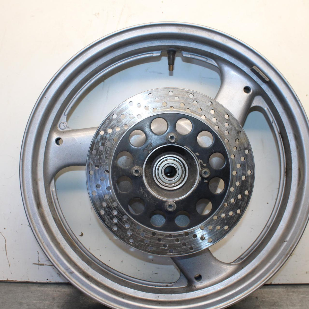 04-09 SUZUKI GS500F REAR WHEEL AND ROTOR BACK BRAKE DISC 69211-01DA0 BB97