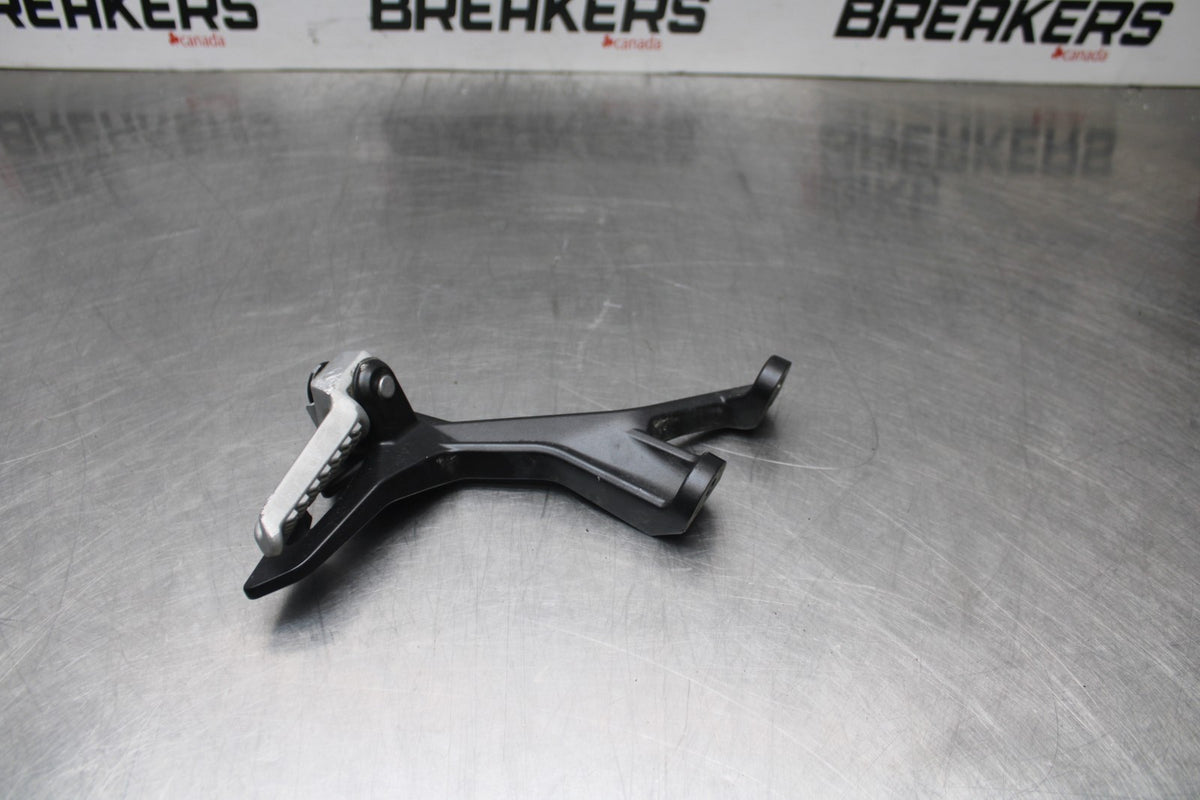 18-26 KAWASAKI Z400 LEFT RIGHT REAR PILLION PEG BRACKETS MOUNTS BB852
