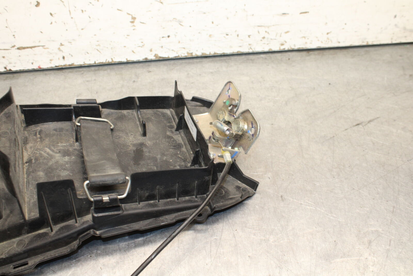 15-16 HONDA CB300F REAR BACK TAIL UNDERTAIL BATTERY TRAY PLASTIC BB740