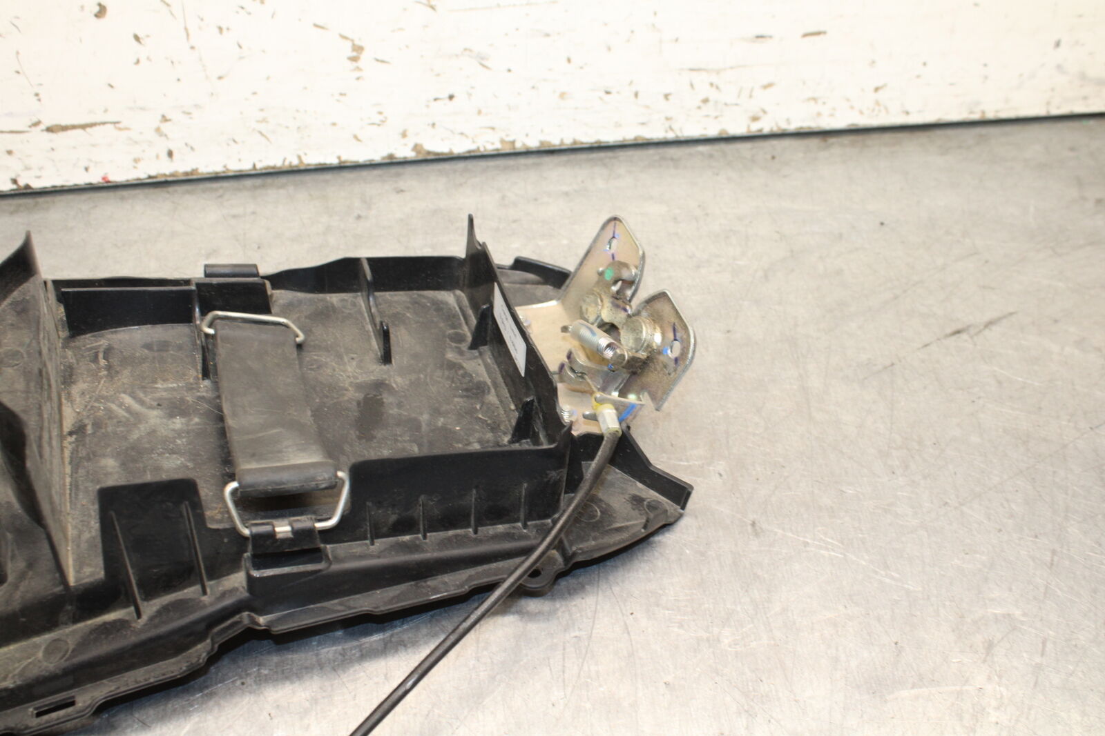 15-16 HONDA CB300F REAR BACK TAIL UNDERTAIL BATTERY TRAY PLASTIC BB740