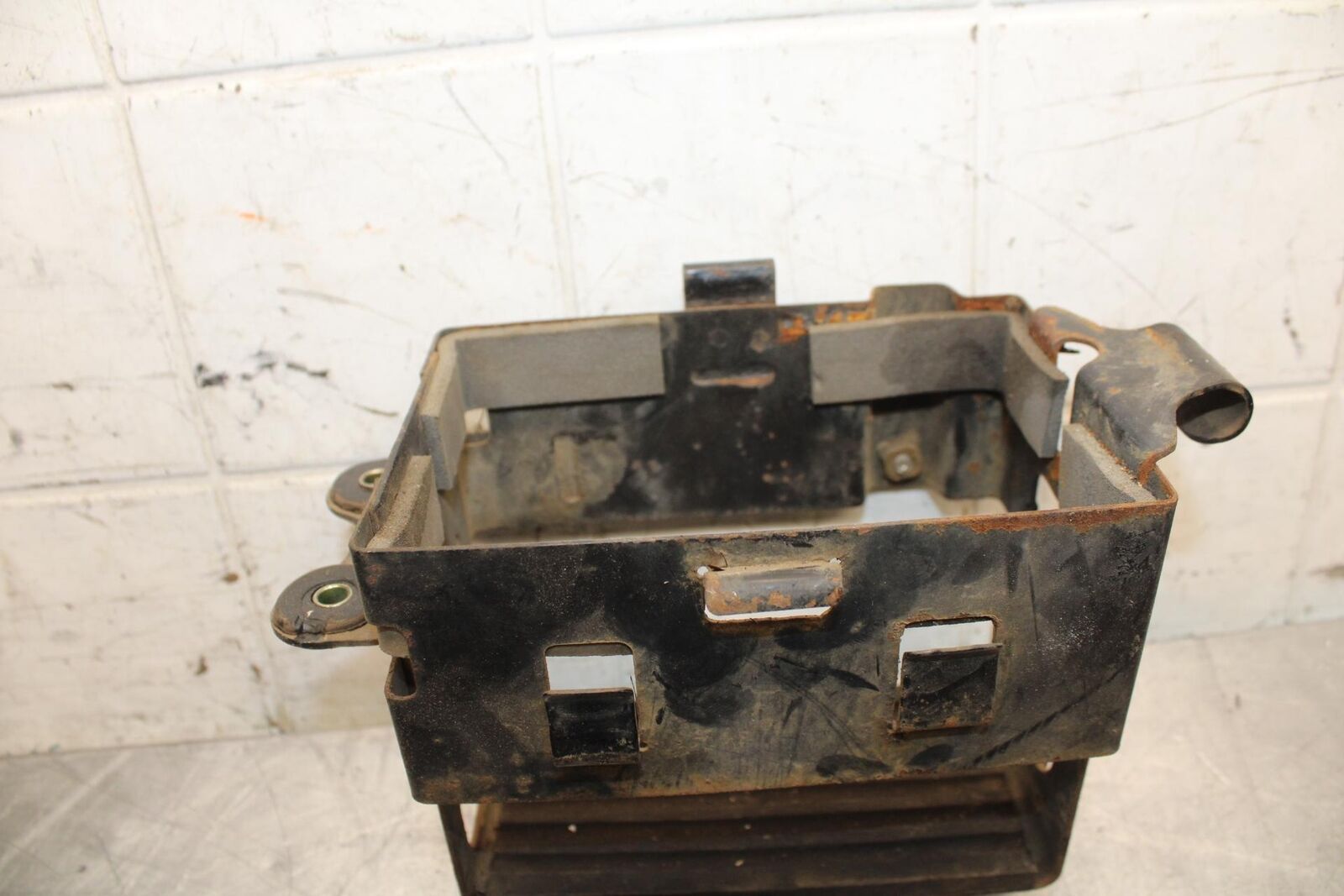 82-83 SUZUKI GS1100GL BATTERY TRAY BOX HOLDER BB30